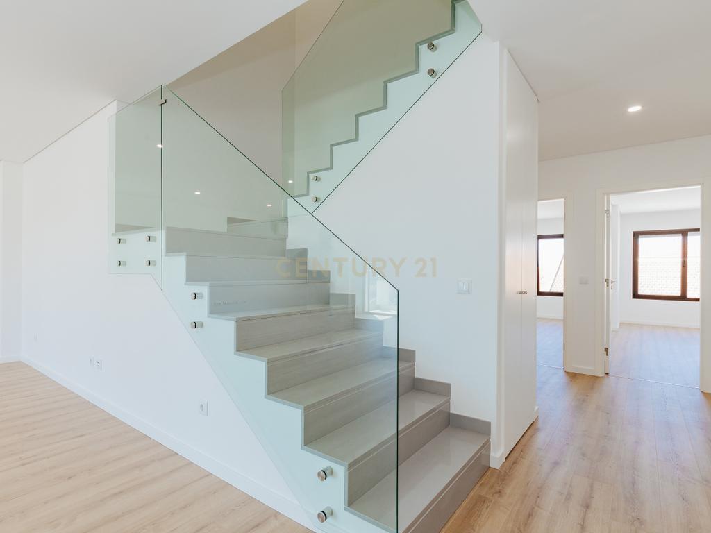 Apartamento T5 Duplex Único com 229 m² — Novo, Sofisticado e com Vista Panorâmica - Image 9