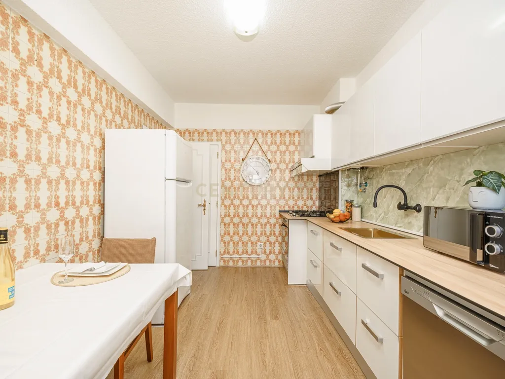 T3 Semi-Remodelado em São Sebastião, Setúbal - Image 2