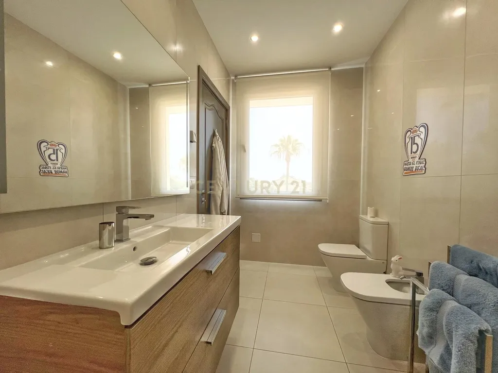 Elegante moradia mediterrânea de cinco quartos com vista para o prestigiado campo de golfe Valderrama, em Sotogrande Alto - Image 30
