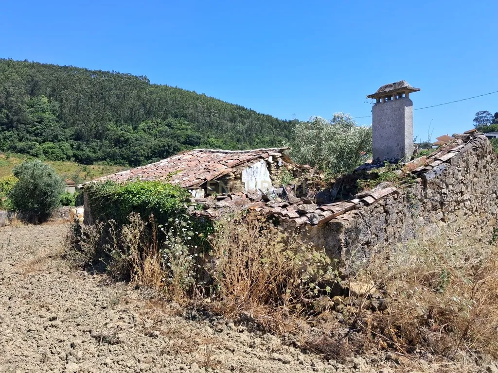 Quinta de 1,8 hectares com 3 edificios para recuperação, em Sobral de Monte Agraço - Image 21