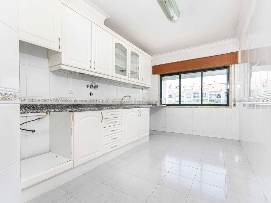 Apartamento T3 com varandas e Estacionamento | Cavaleira – Algueirão Mem Martins - Image 1