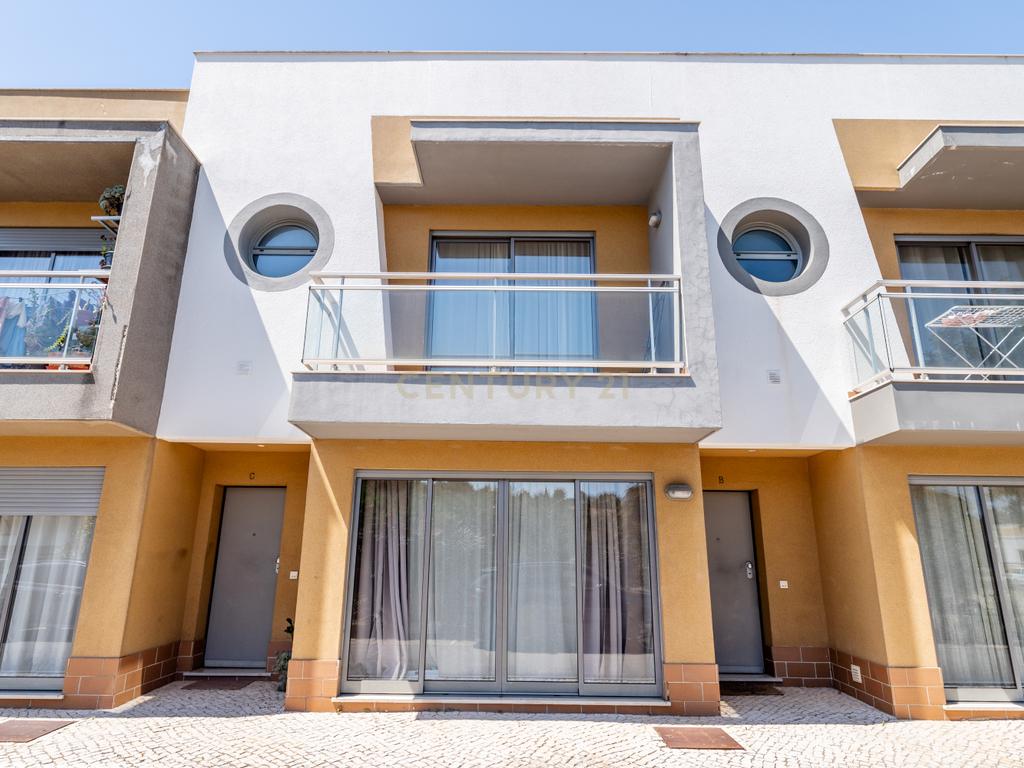 Moradia T3, com piscina, inserida num Condomínio Familiar – Ferreiras, Albufeira - Image 4