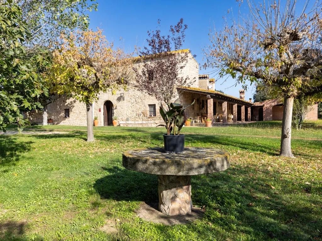 MASIA CATALANA EN VENDA A LLAGOSTERA – MÉS DE 7 HECTÀREES DE TERRENY, LLICÈNCIA TURÍSTICA, PISCINA I CAMP DE FUTBOL - Image 49