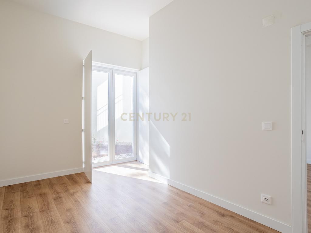 Apartamento T2 NOVO para Venda, em Campolide – Construção de Excelência com Traça Tradicional e Logradouro Privativo - Image 11