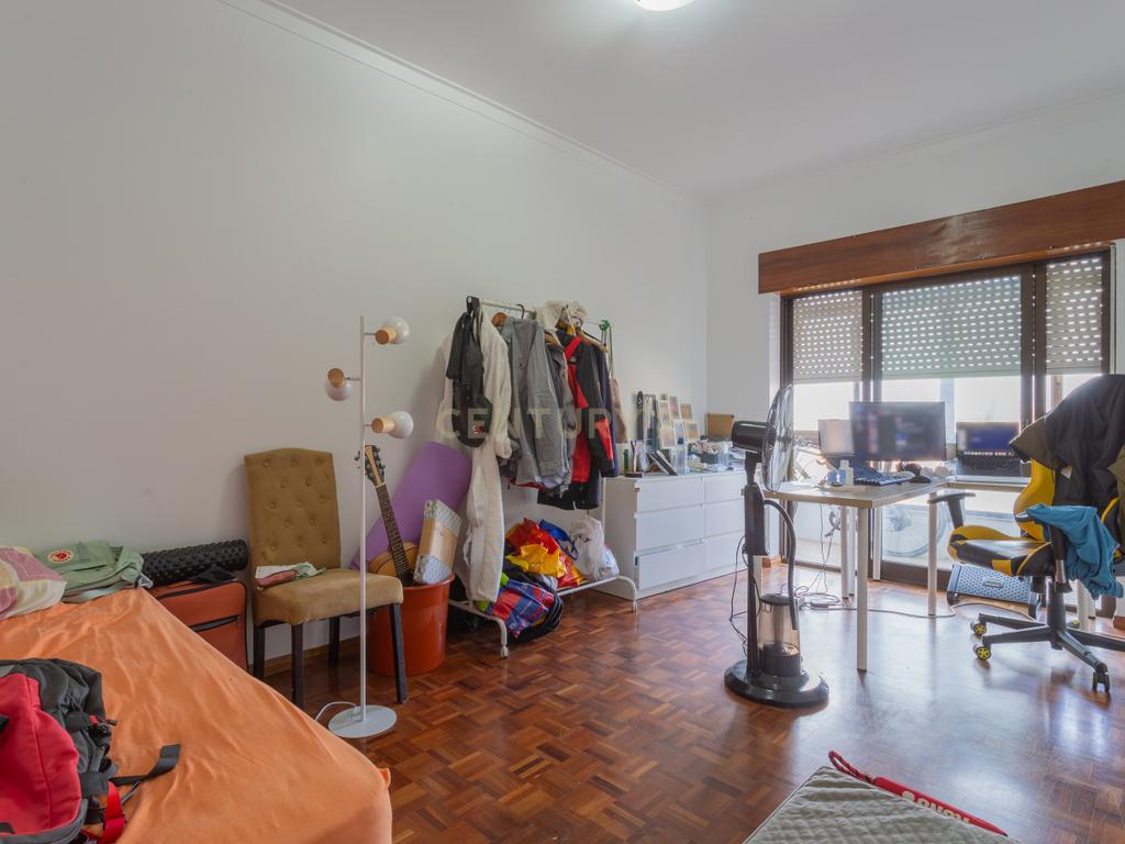 Apartamento T4 convertido em T3 - Centro do Barreiro - Image 24