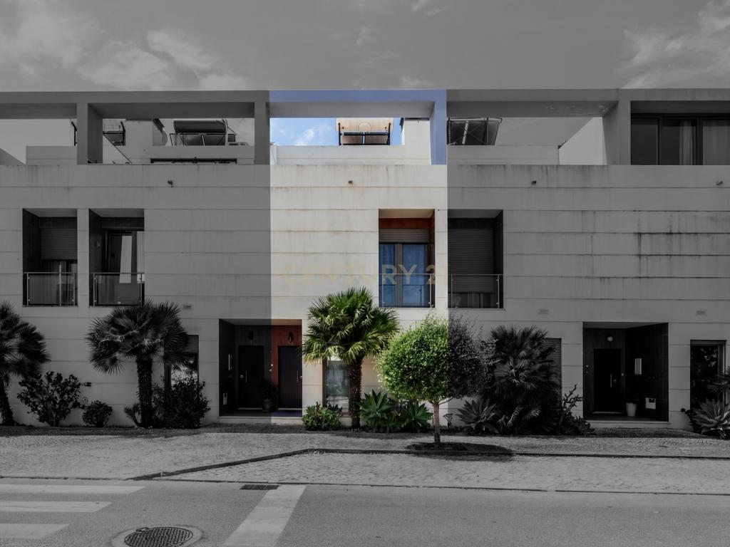 Moradia T2+1 geminada | Piscina - Garagem | Localização: Ferreiras, Centro - Image 4