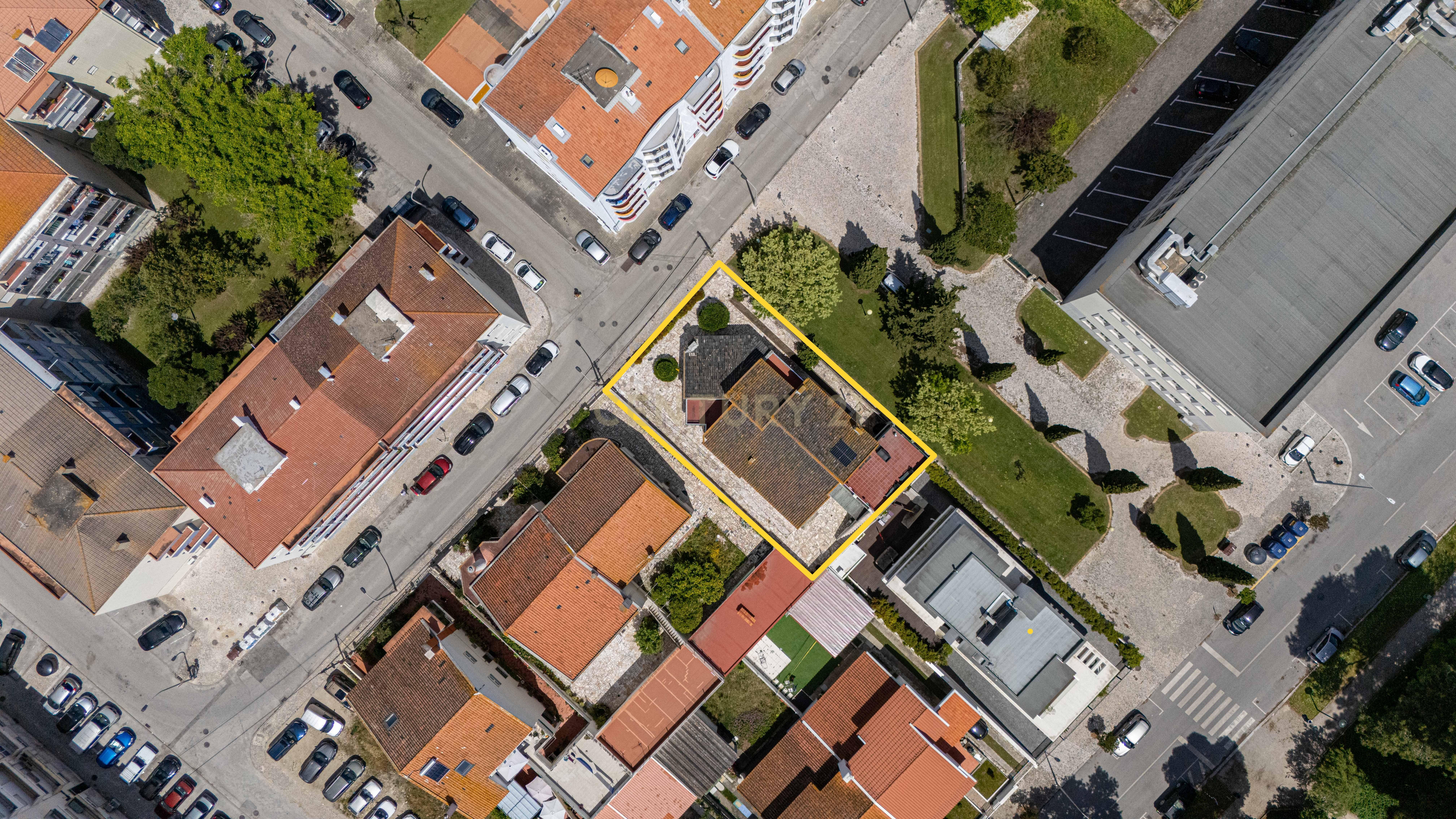 Moradia T6 no centro do Montijo com jardim e garagem - Image 68