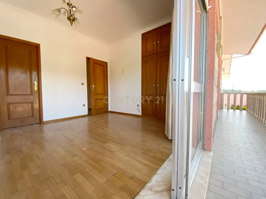 Moradia de Sonho Independente com 4 Frentes em Granito – Privacidade, Espaço e Conforto - Image 9