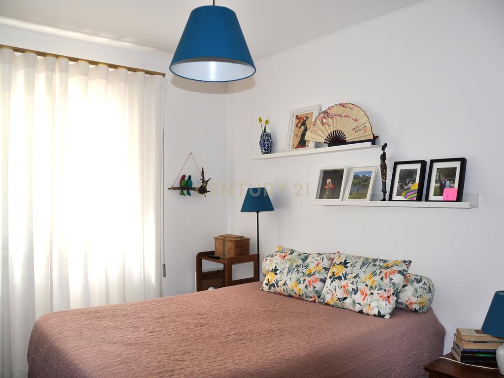 Apartamento T2 com arrecadação, renovado, no centro de Almada  - Image 4