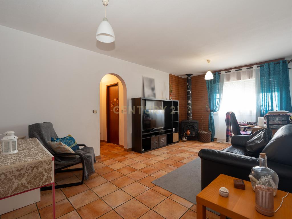 Apartamento T2 em Santo António dos Cavaleiros_Muito bem localizado - Image 7