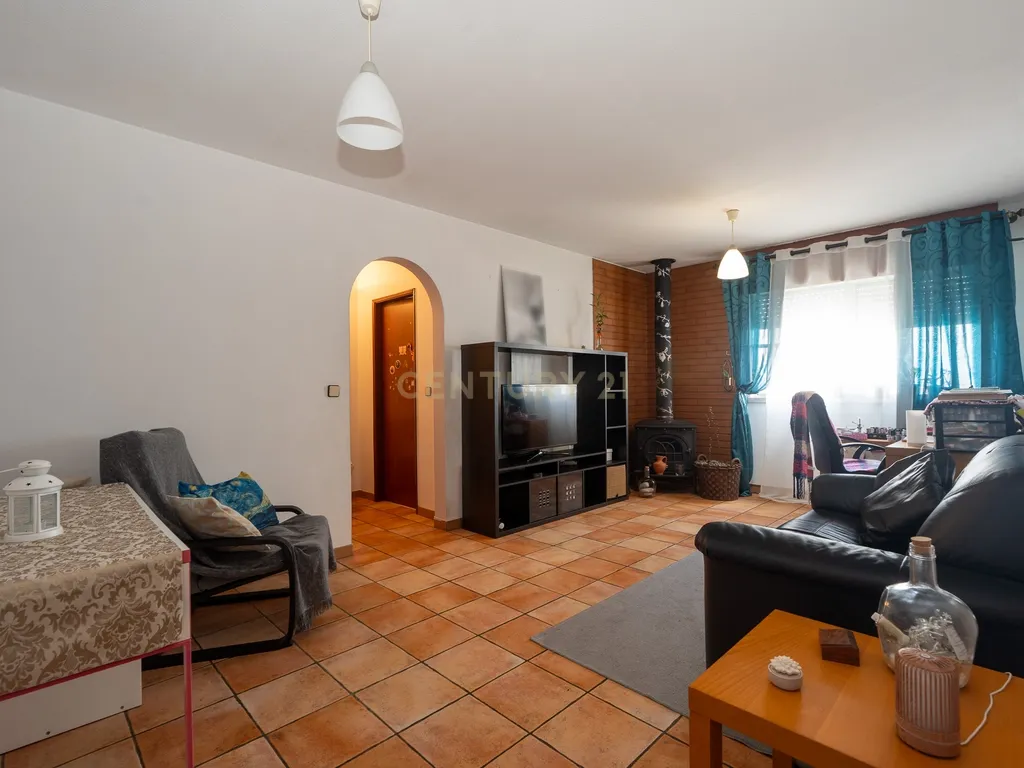 Apartamento T2 em Santo António dos Cavaleiros_Muito bem localizado - Image 7