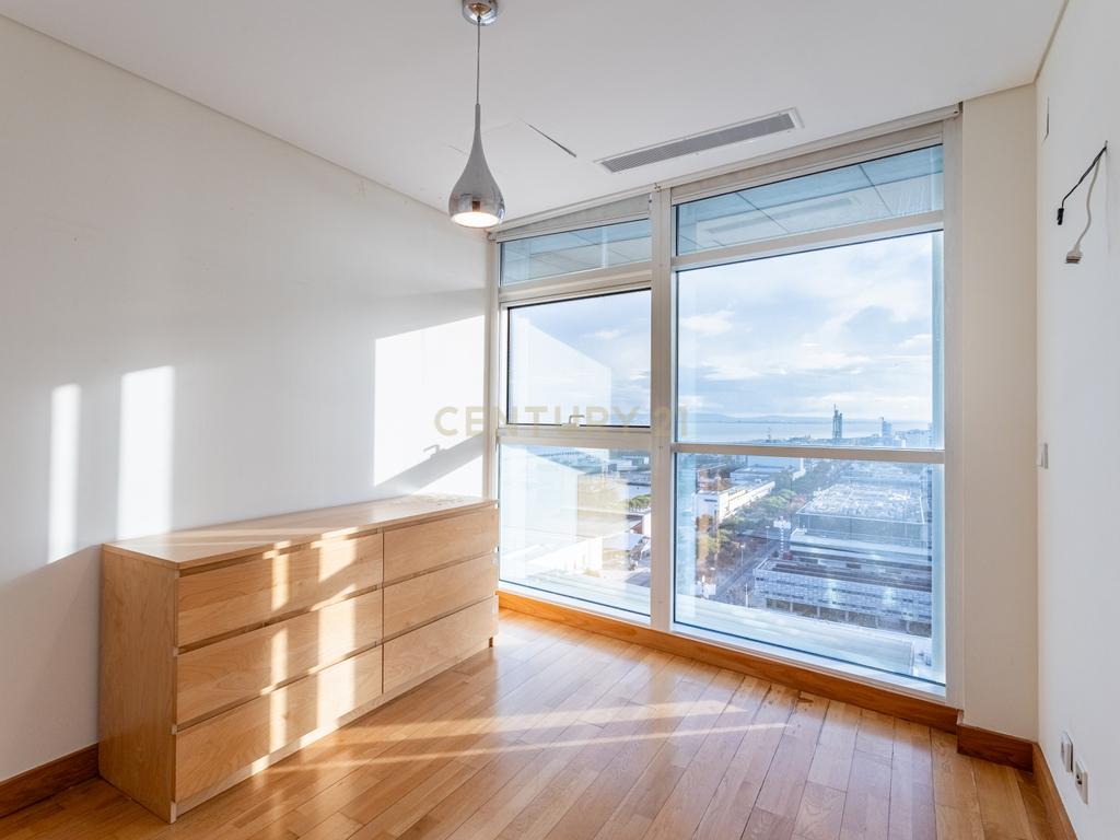 T3 Duplex na Torre de São Rafael com Vista Deslumbrante sobre o Tejo no Parque das Nações - Image 20