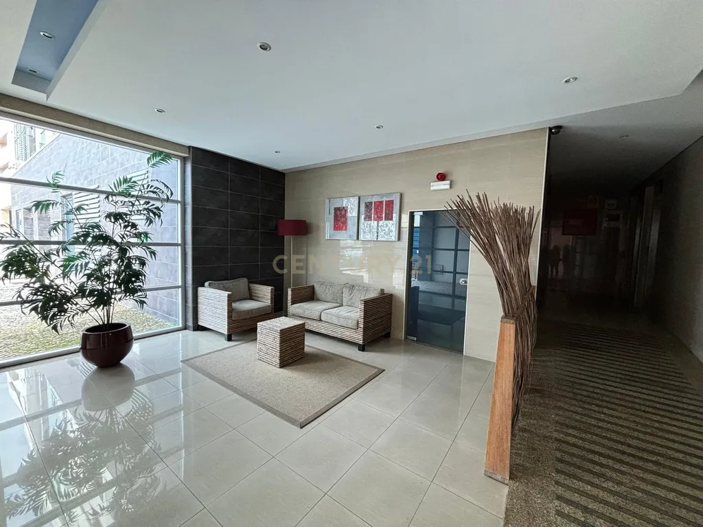 Edifício Moderno no Entroncamento com Vista Panorâmica e Luxo - Image 4