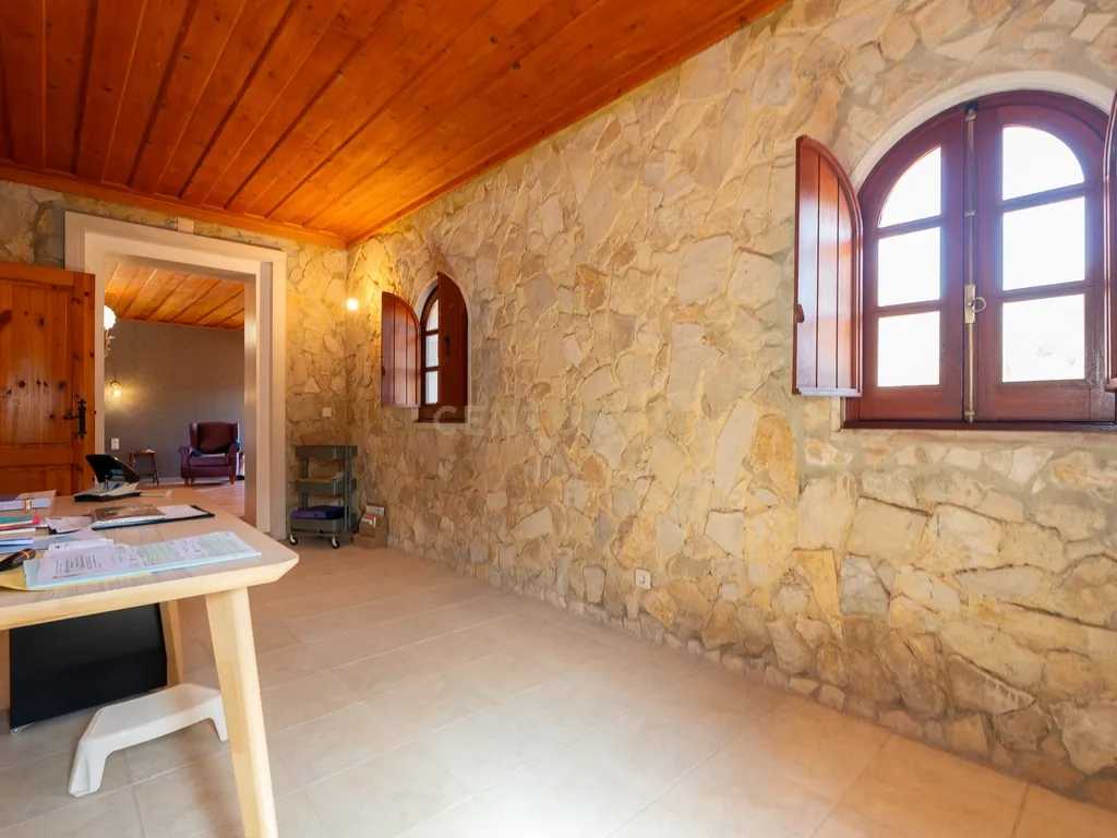 Fabulosa Quinta com lote de terreno de 22.381 m2, onde se encontra inserida uma moradia composta por dois pisos, com uma área bruta de 623 m2, uma área útil de 304 m2 e uma área bruta dependente de 319 m2, localizada em Santo Isidro de Pegões, na zona de Pegões, a pouca distância das belas praias de Setúbal. - Image 32
