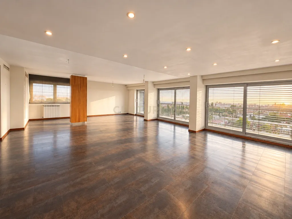 T5+1 Duplex em Linda-a-Velha com 291 m² úteis, 5 estacionamentos e vista panorâmica - Image 3