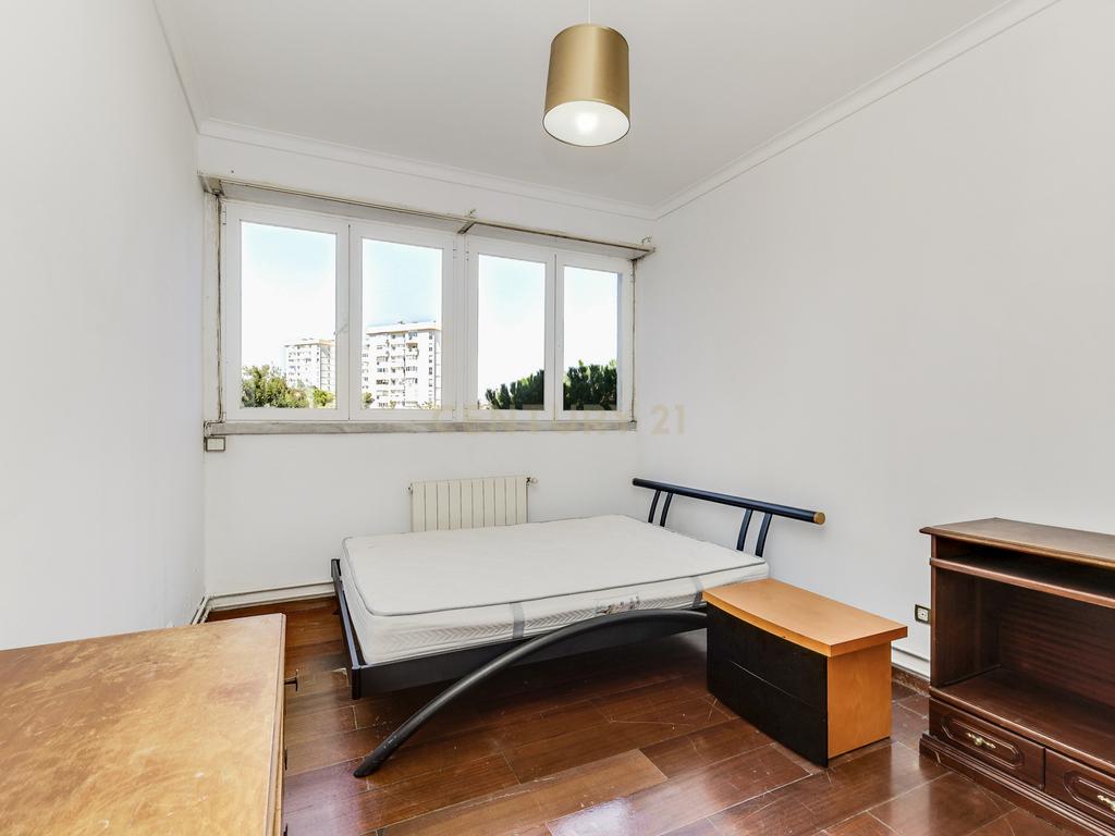 T4 com Vista de Rio nos Olivais – Uma Oportunidade para Remodelar a Seu Gosto! - Image 13