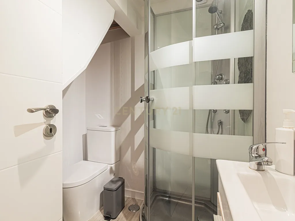 Moradia T2 Renovada em Fanhões – Conforto e Tranquilidade às Portas da Cidade - Image 17