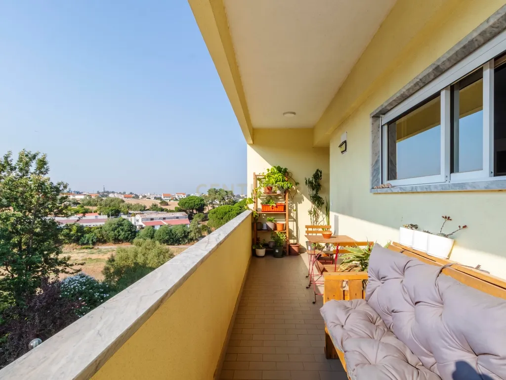 Espaçoso T3 na Sobreda com 2 Casas de Banho e Varandas - Image 66