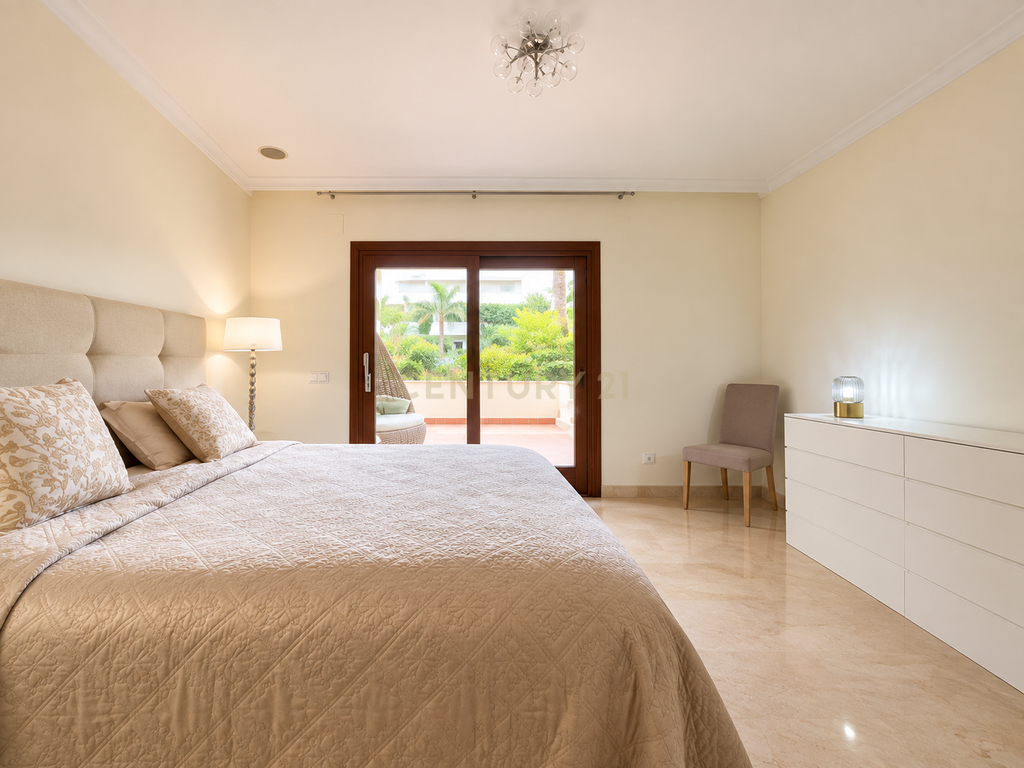 Apartamento Espaçoso com Jardim e Grande Terraço na Prestigiada Zona de Nagüeles, Marbella - Image 22