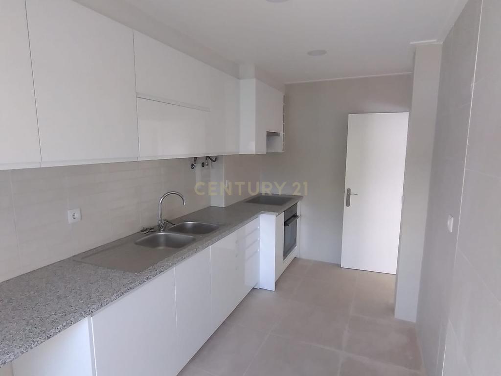 T2 Totalmente Renovado | Santa Iria da Azóia | 265.000 € - Image 1