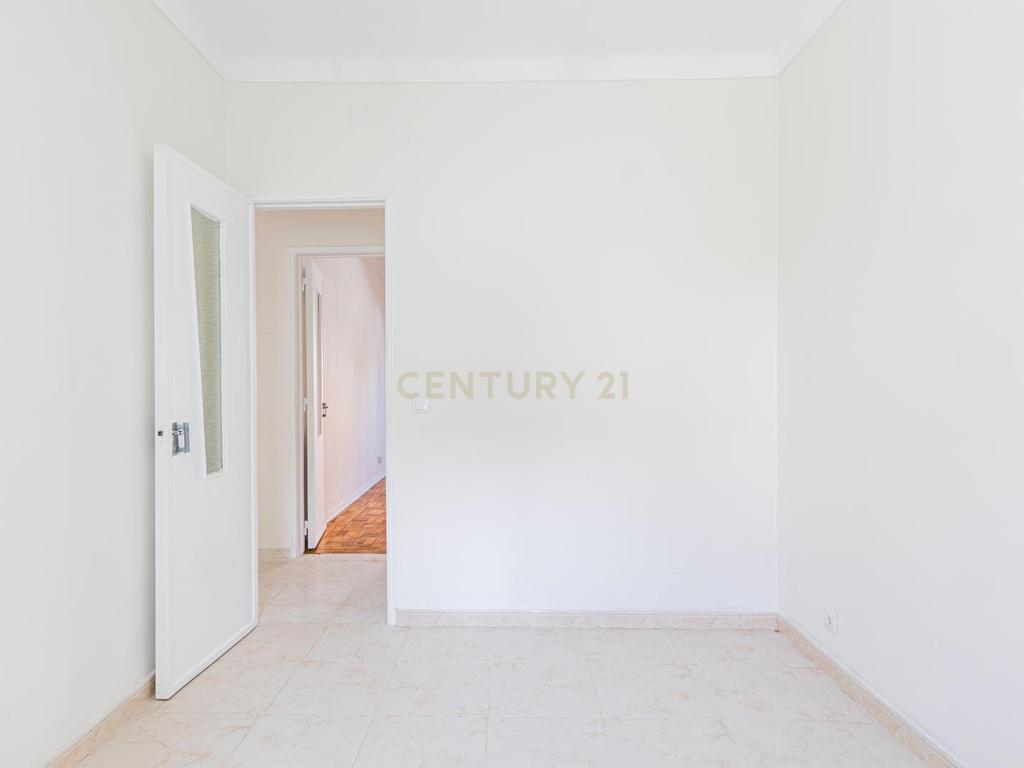 Apartamento T2 remodelado com Jardim Privativo Arrendamento - Laranjeiras -Feijó - Image 8