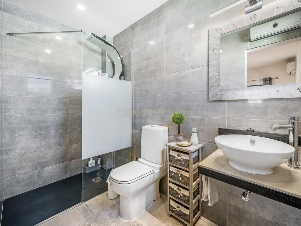 Moradia de Canto T2+2 com jardim em Condomínio Privado com Piscina – Ferreiras, Albufeira - Image 12
