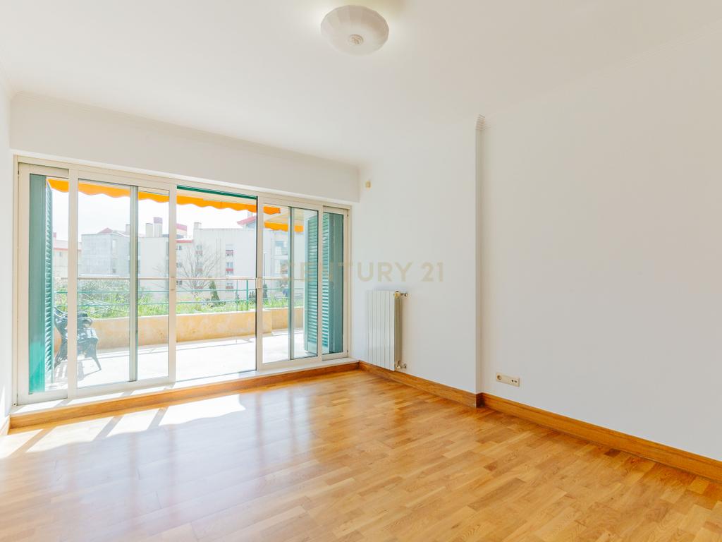 T3 com Terraço e Vista Desafogada – Belas Clube de Campo - Arrendamento - Image 11