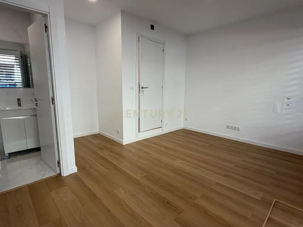 LOJA + T3 TOTALMENTE REMODELADO NA DAMAIA DE CIMA - AMADORA - Image 17