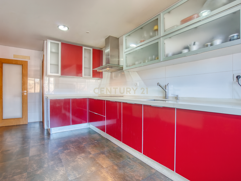 T2 com Box e Arrecadação – Ramada, Odivelas - Image 7