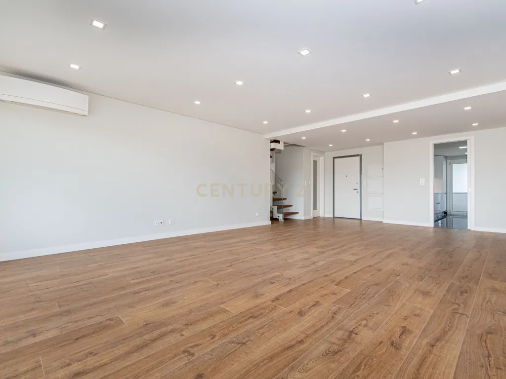 Duplex T4 nova construção com 2 terraços e Box (Infantado/Loures) - Image 1