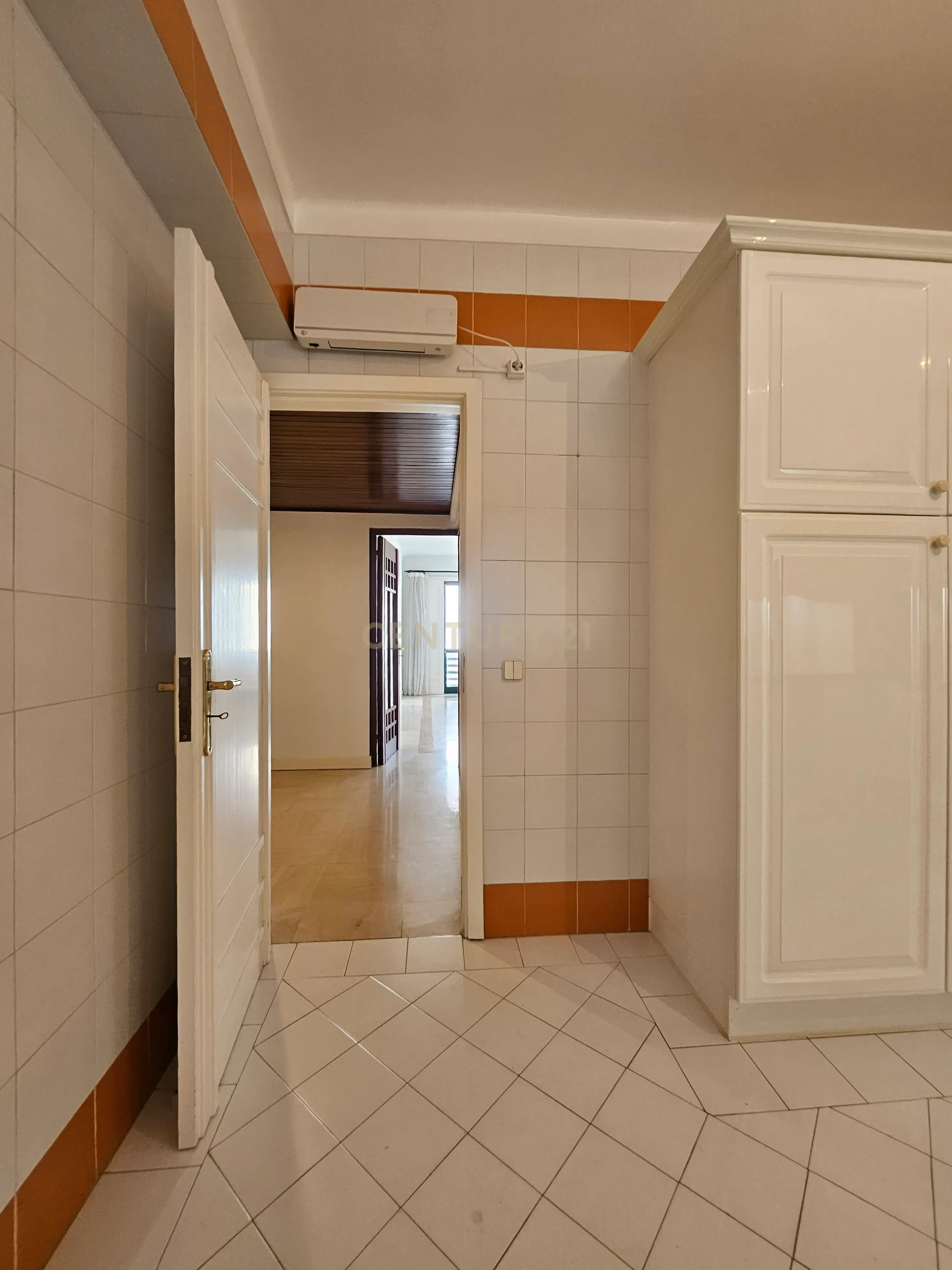 Apartamento T3 com terraço e garagem Condomínio Santa Catarina, Centro Histórico de Évora - Image 12
