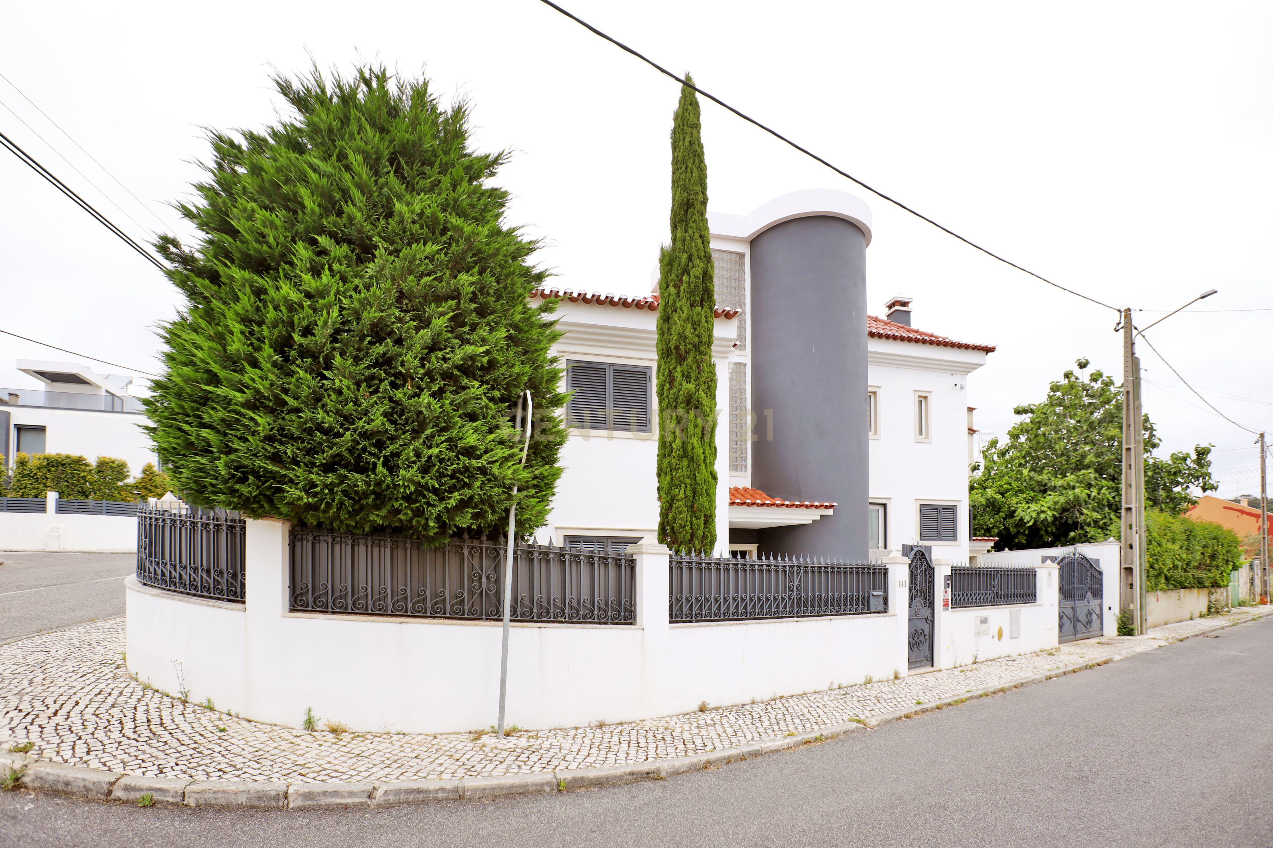 Moradia Isolada com 5 Quartos em Odivelas