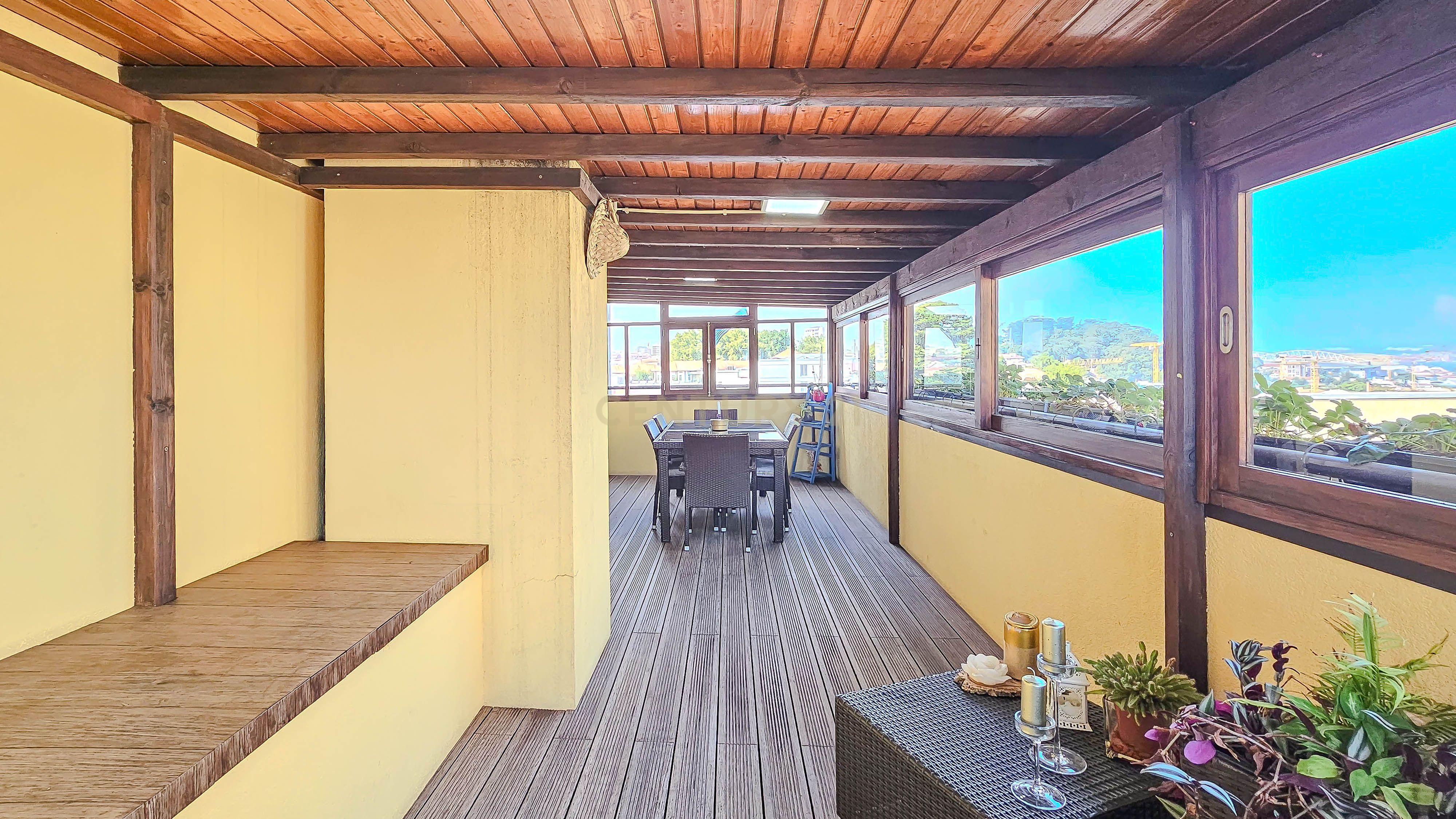 Fotografia 10 de Apartamento T2 no Bonfim, Porto, terraço fechado e varanda.