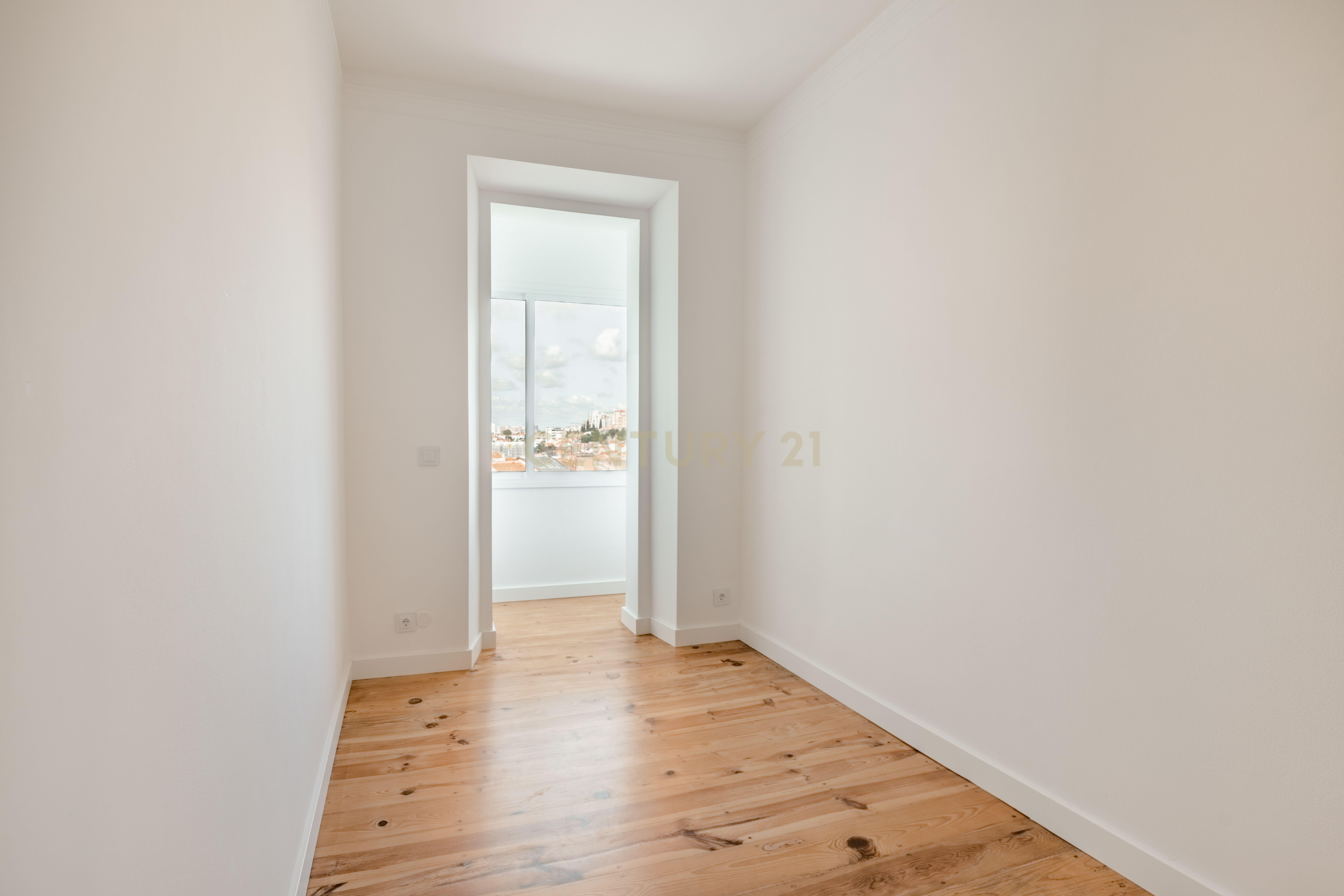 T1 Totalmente Remodelado em Campo de Ourique – Vista Deslumbrante e Charme Contemporâneo - Image 11