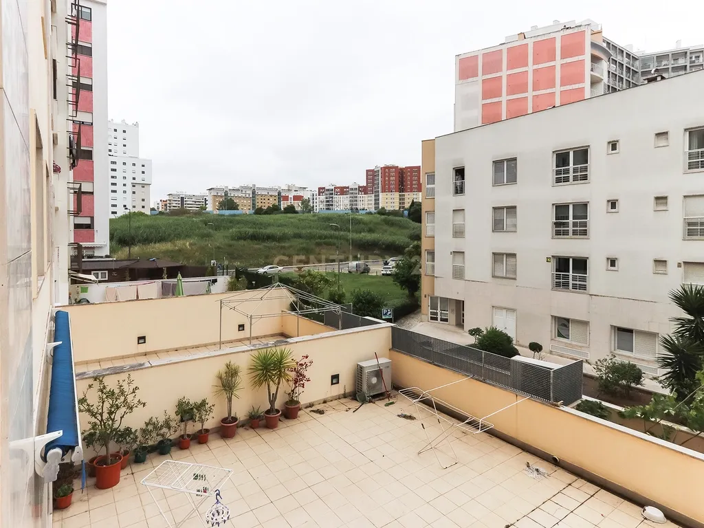 T4 com Excelente Localização para Arrendamento nas Laranjeiras - Image 32