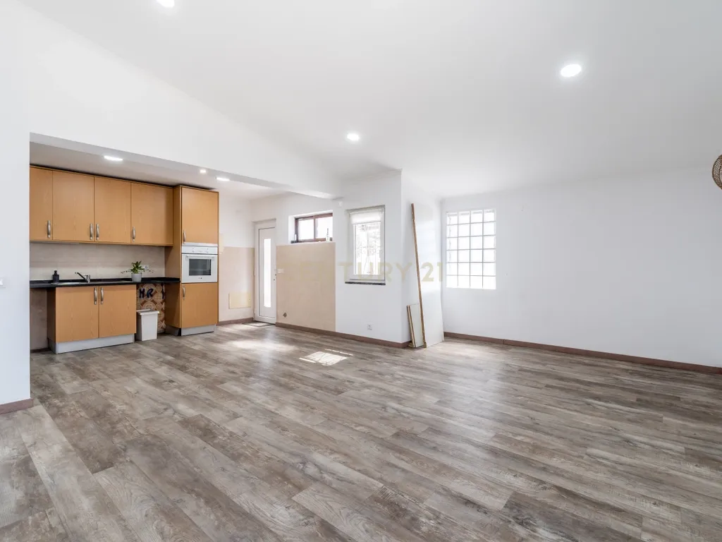 T4 Duplex totalmente renovado no Bairro do Progresso – Silves - Image 2