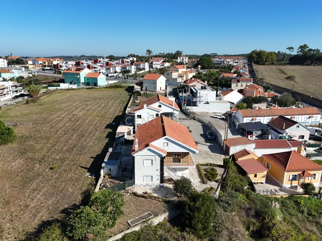 Moradia T7 de dois pisos com garagem, jardim e anexos | Terreno 894 m² na Paz em Mafra - Image 5