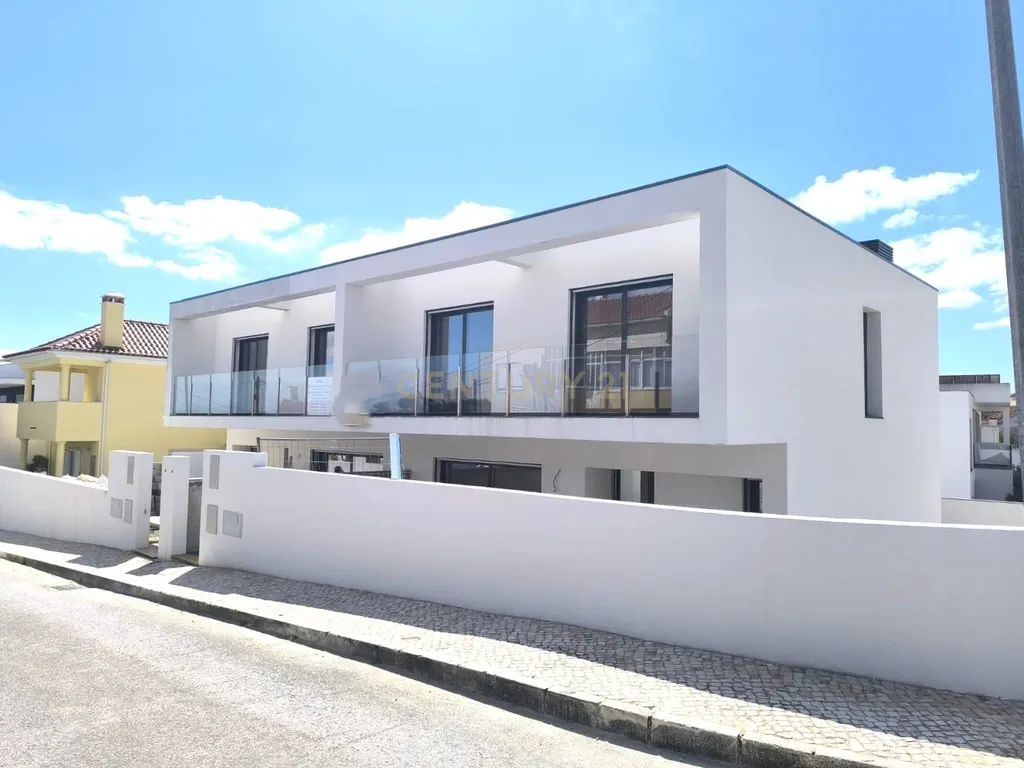 MORADIA CONTEMPORÂNEA T3+1 COM PISCINA NA CHARNECA DA CAPARICA – A 5 MINUTOS DA PRAIA! - Image 2