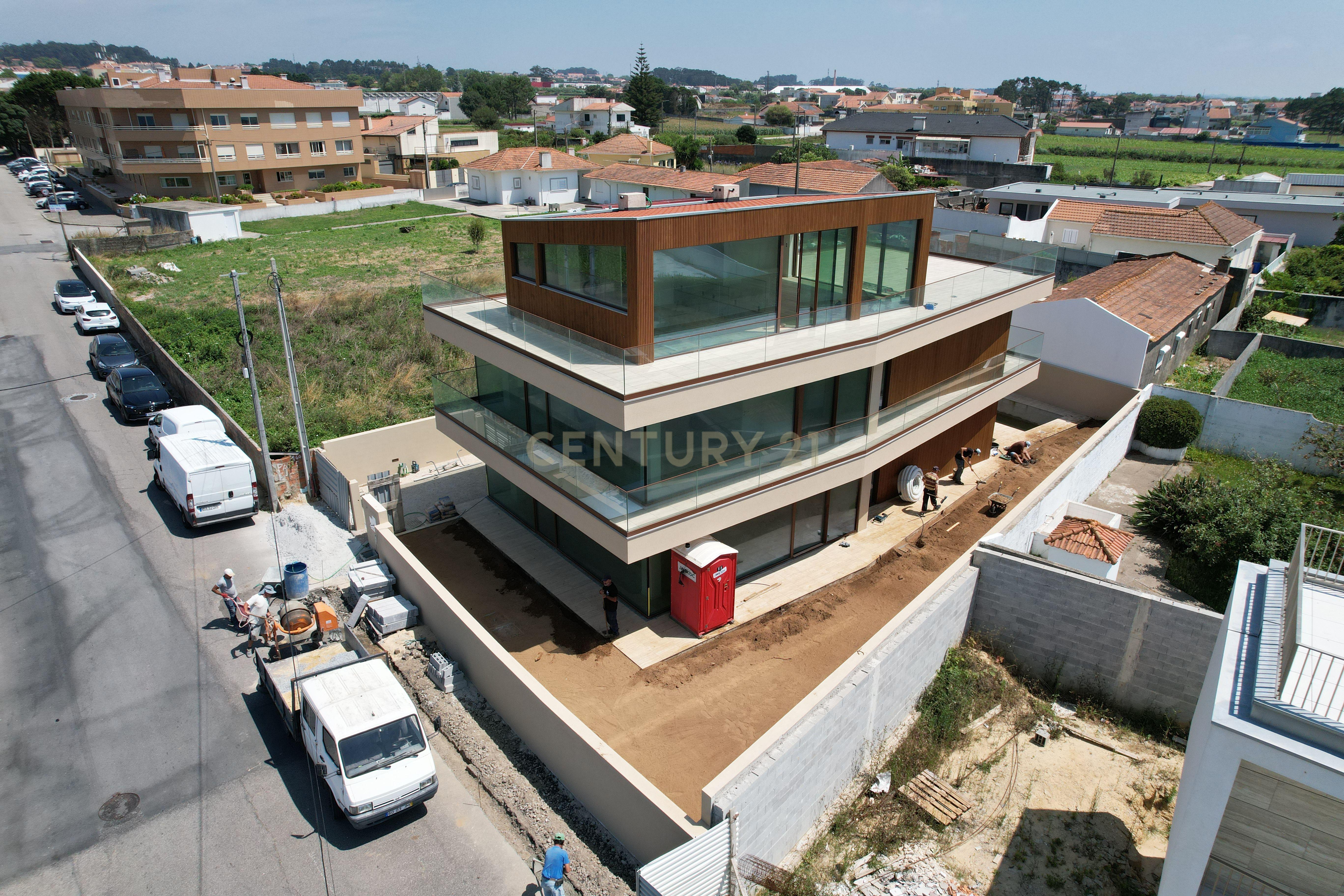 Fotografia 9 de Moradia de Luxo T3+1 com Piscina, Rooftop e Vista Deslumbrante | Varanda de Mira – Miramar