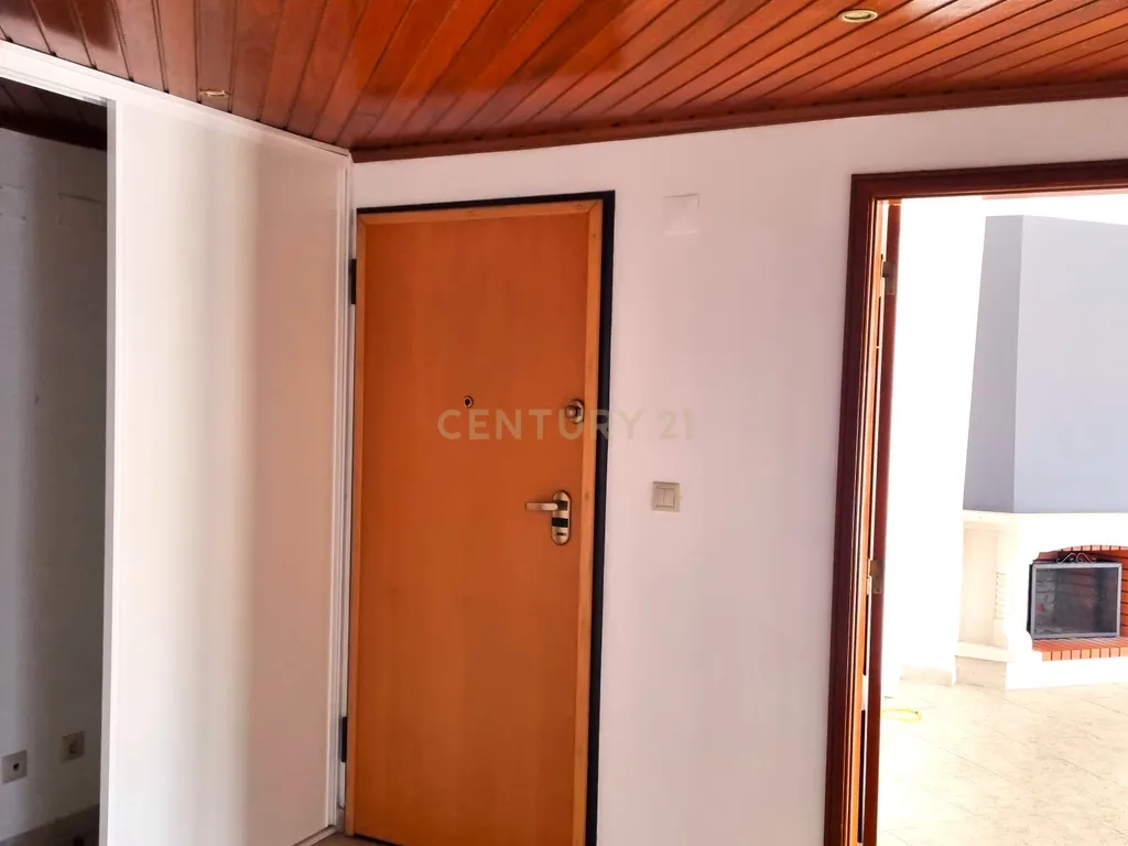 Apartamento T2 com Vista Panorâmica e garagem - Image 6