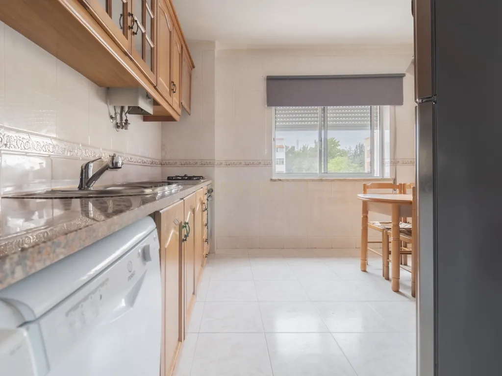 Apartamento T2 com Varandas em Vale do Cobro - Image 7