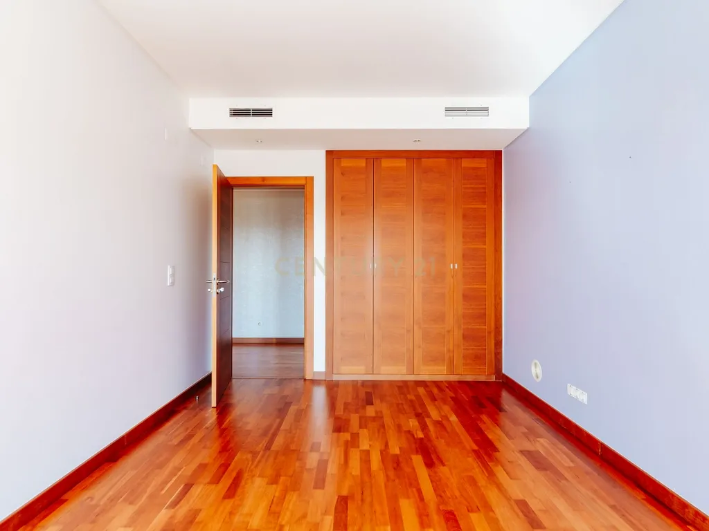 Apartamento T3 com vista da Varanda sobre o Rio Tejo nos Terraços da Ponte Sacavém - Image 17