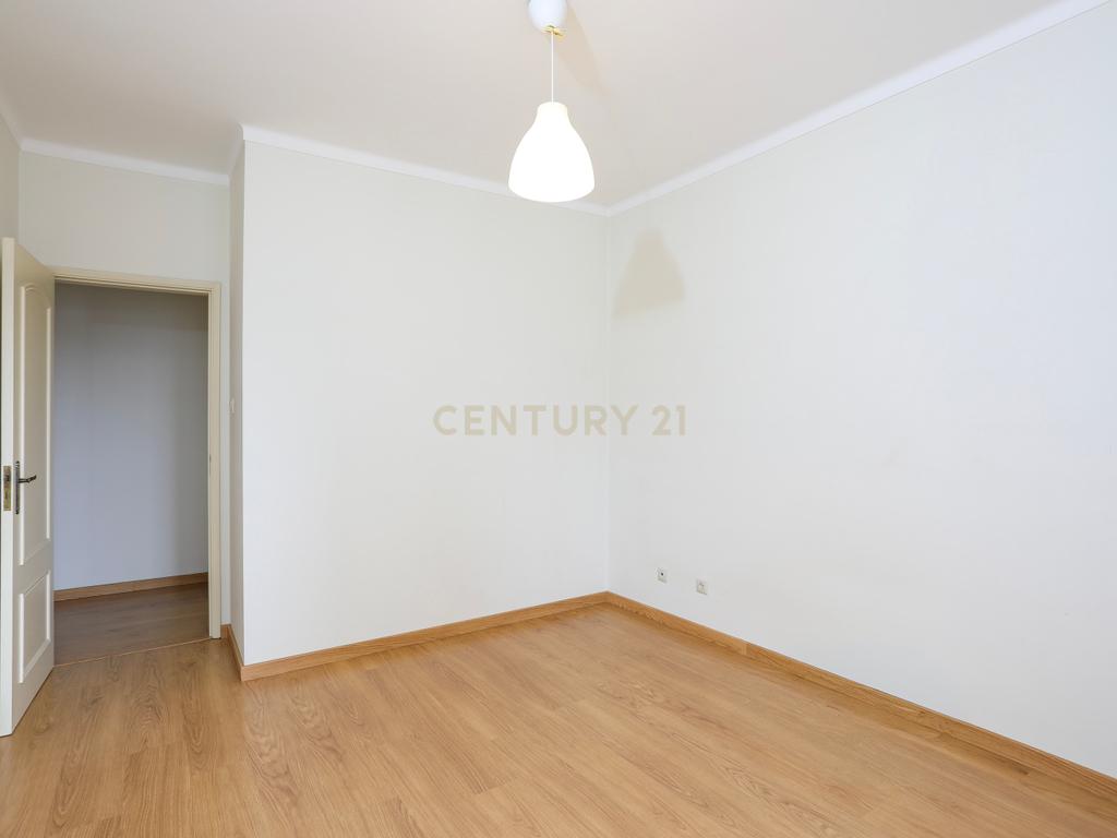 Apartamento T2 para Arrendamento com Garagem e Varanda- Arroja, Odivelas - Image 7