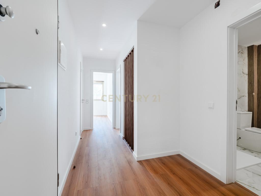 Apartamento Totalmente Remodelado com Terraço de 33 m² | Cruz de Pau – Amora - Image 2