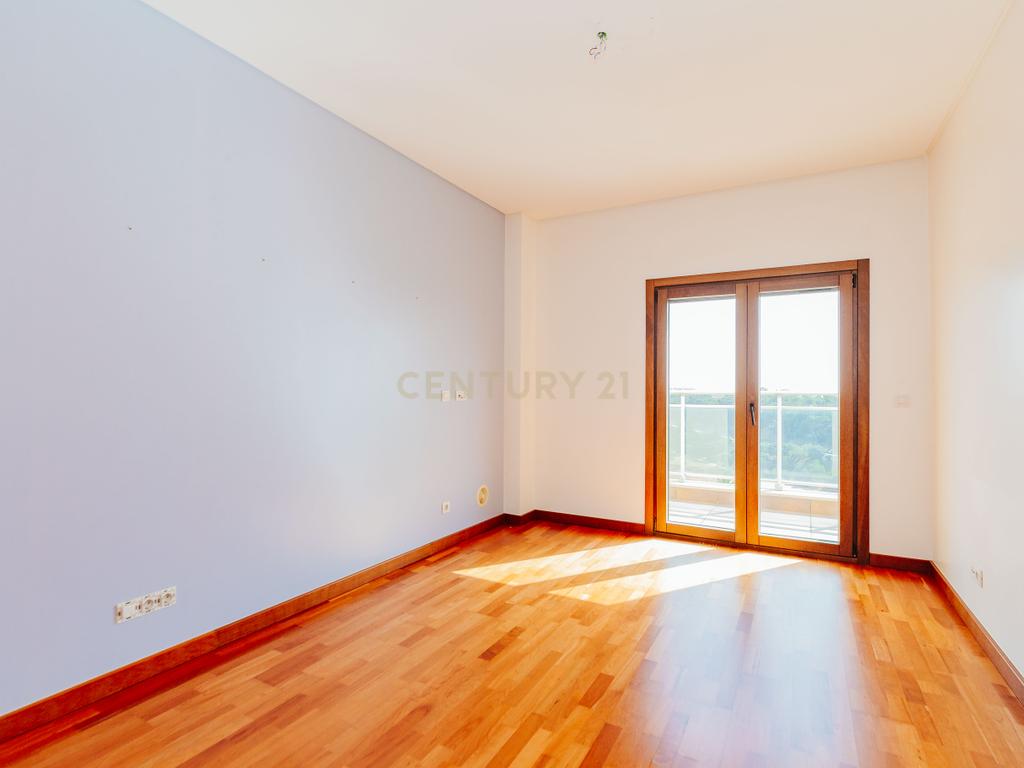 Apartamento T3 com vista da Varanda sobre o Rio Tejo  nos Terraços da Ponte Sacavém - Image 15