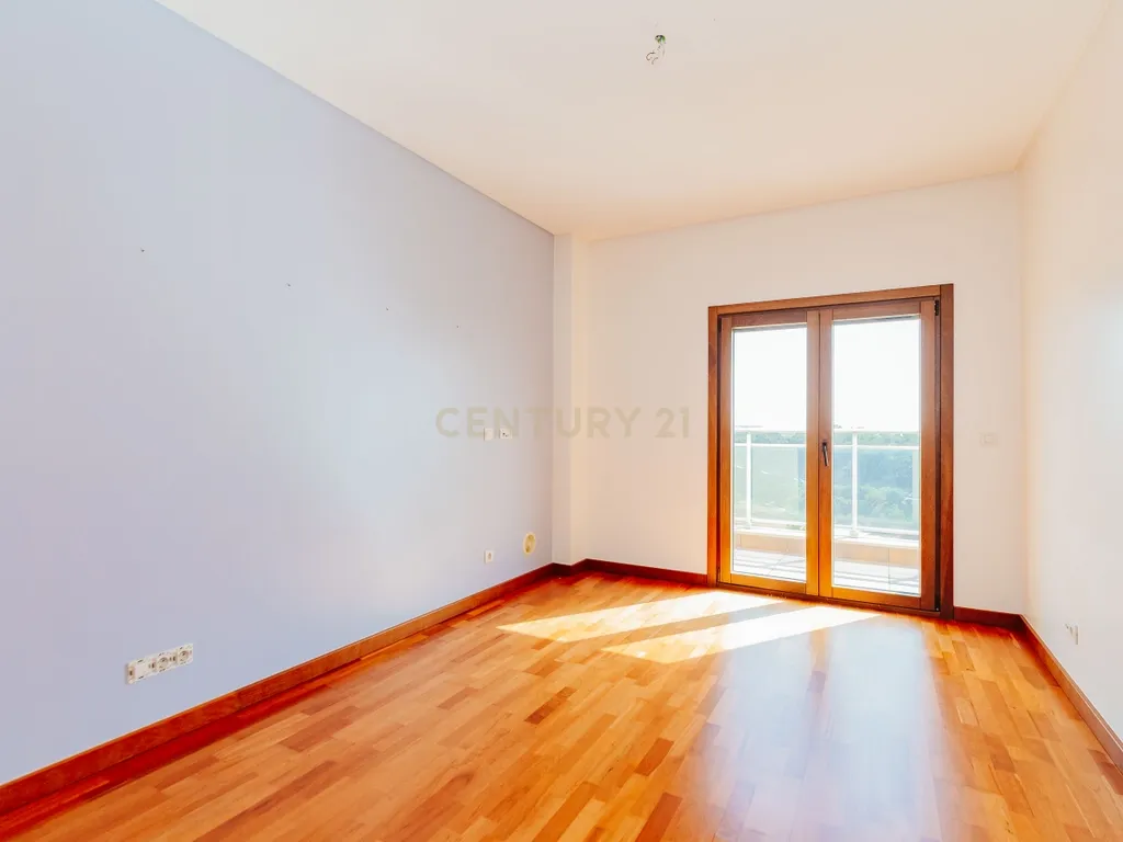 Apartamento T3 com vista da Varanda sobre o Rio Tejo nos Terraços da Ponte Sacavém - Image 15