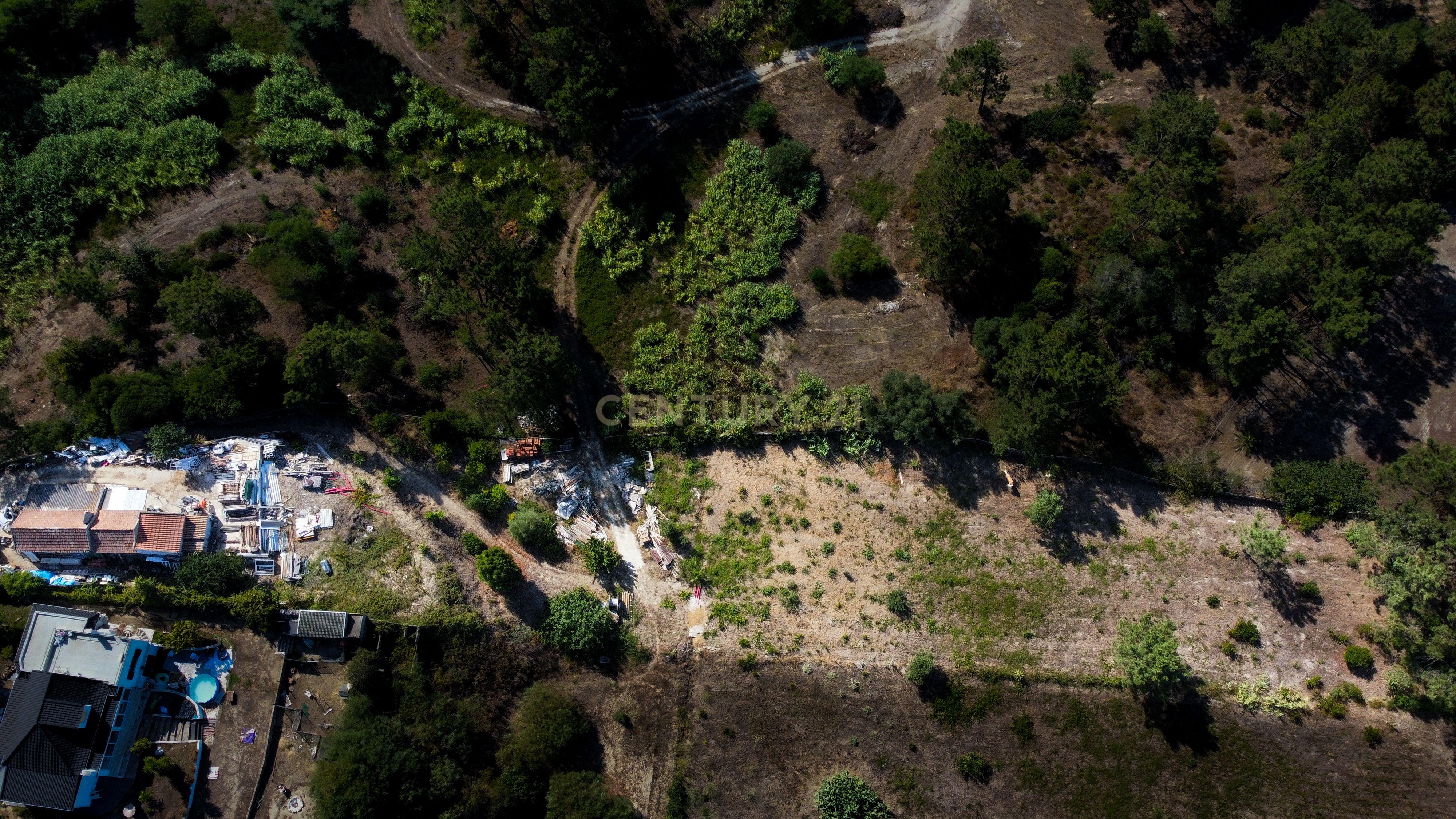 Fotografia 3 de Moradia T1 para remodelação inserida em Terreno com 4.094 m² - Charneca da Caparica