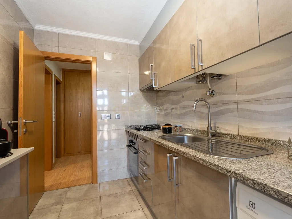 Apartamento de tipologia T2, totalmente renovado, localizado em Santo António dos Cavaleiros – Loures. - Image 13