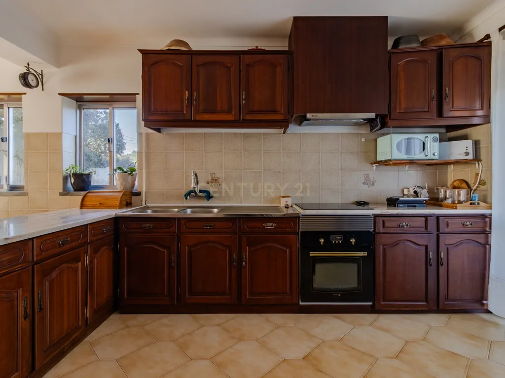 Moradia multifamiliar com rendimento imediato | 2.000 m² de terreno | A apenas 4,5 km de Fátima - Image 21