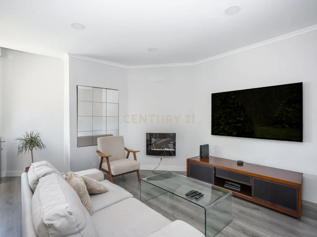 Apartamento T3 mais sótao, num 1 andar em Amora - Seixal - Image 25